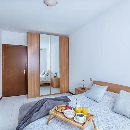 Artemisia Apartment *