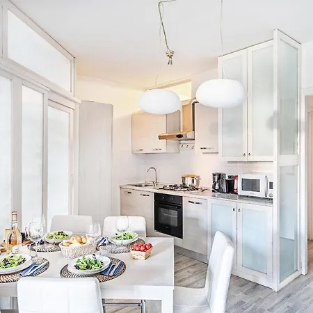 Artemisia Apartment *