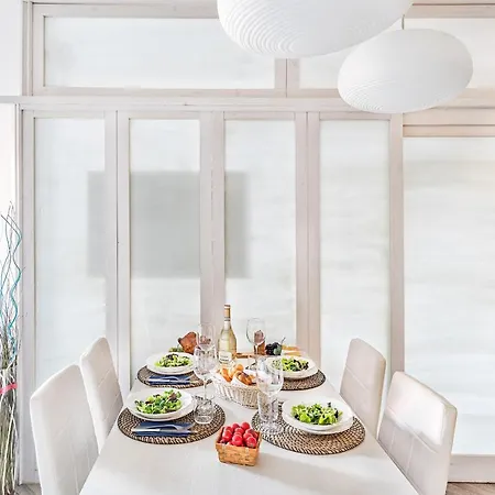 Artemisia Apartment *